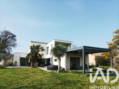 Architectural house in Varzay (17460)