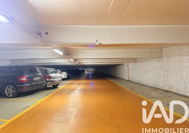 Parking in Paris (75008)