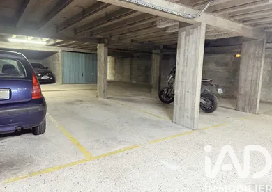 Parking in Paris (75015)
