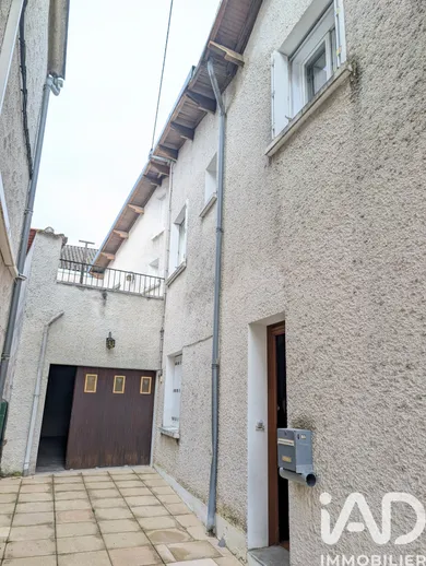 Immeuble à Lussac-les-Châteaux (86320)