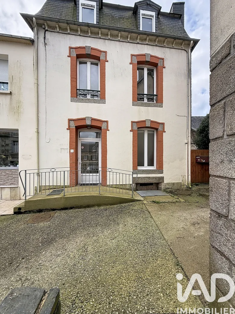 Immeuble 3 pièces 83 m² · à Uzel · 82,5 m² · 101 000 €