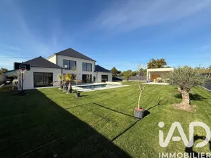 Architectural house in Louresse-Rochemenier (49700)