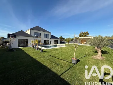 Architectural house in Louresse-Rochemenier (49700)