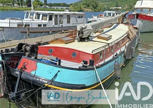 Barge in Limay (78520)