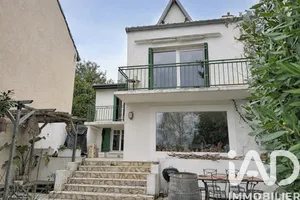 House in Vaux-sur-Seine (78740)