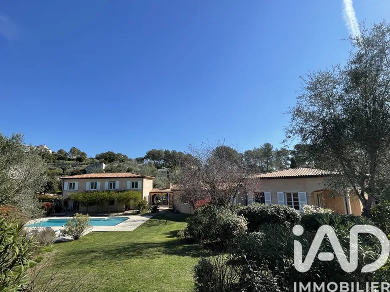 Maison 16 pièces 433 m² · à Roquefort-les-Pins · 433 m² · 1 800 000 €