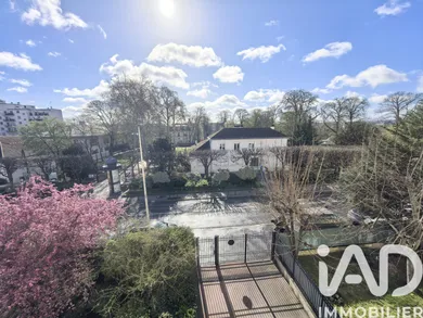 Apartment in Courbevoie (92400)