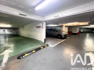 Parking in Paris (75015)