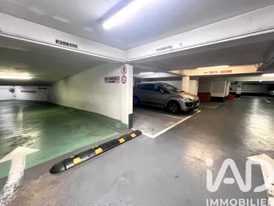 Parking in Paris (75015)