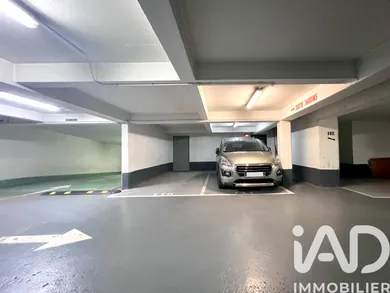 Parking in Paris (75015)