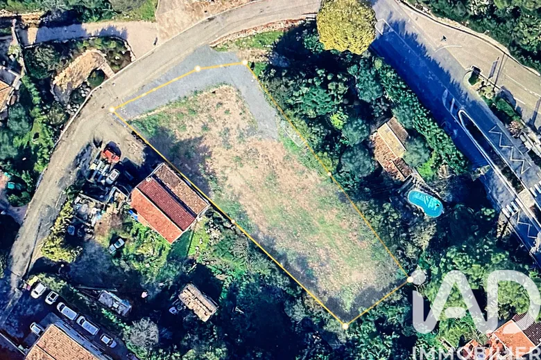 Terrain à Roquefort-les-Pins (06330) · 365 000 €
