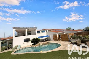 Architectural house in Saint-Cyr-sur-Mer (83270)