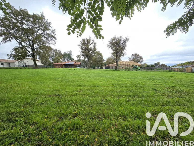 Terrain à bâtir à Roaillan (33210) · 75 000 €