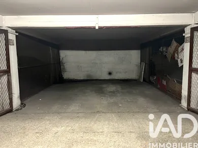 Parking in Paris (75015)