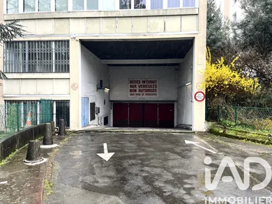 Parking in Paris (75015)