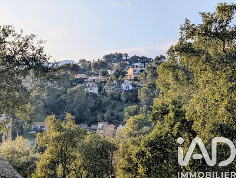 Terrain 740 m² · à Pierrefeu-du-Var · 180 000 €