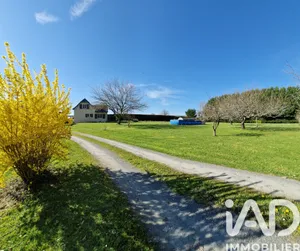 House in Saint-Cyr-les-Champagnes (24270)