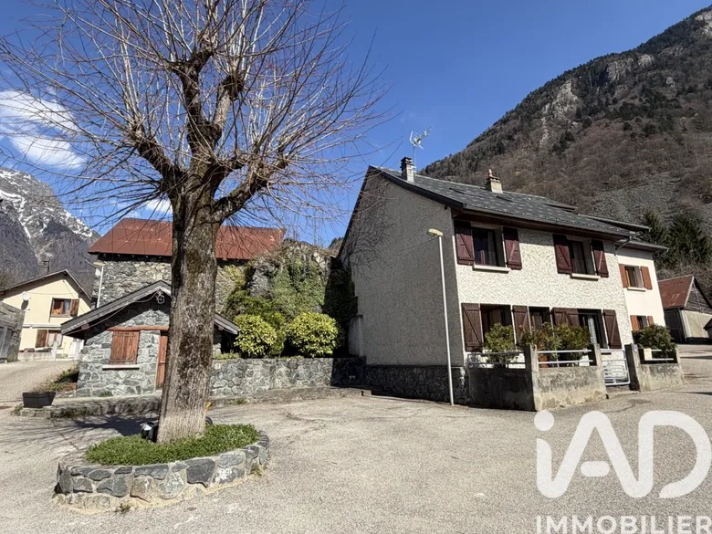 Maison 8 pièces 202 m² · à Livet-Et-Gavet · 202 m² · 249 000 €
