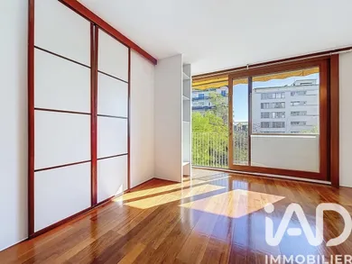 Apartment in Paris (75016)