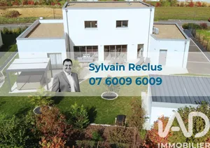 Architectural house in Saint-Cyr-sur-Loire (37540)