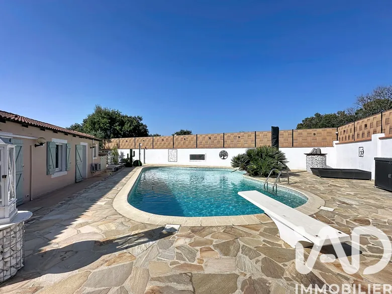 Maison 8 pièces 194 m² · à Roquebrune-sur-Argens · 194 m² · 649 000 €