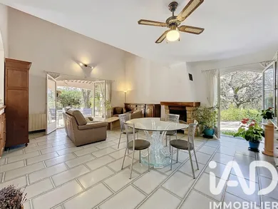 Maison traditionnelle à Saint-Paul-en-Forêt (83440)