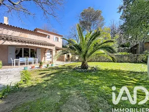 Maison traditionnelle à Saint-Paul-en-Forêt (83440)