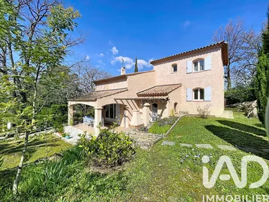 Maison traditionnelle à Saint-Paul-en-Forêt (83440)