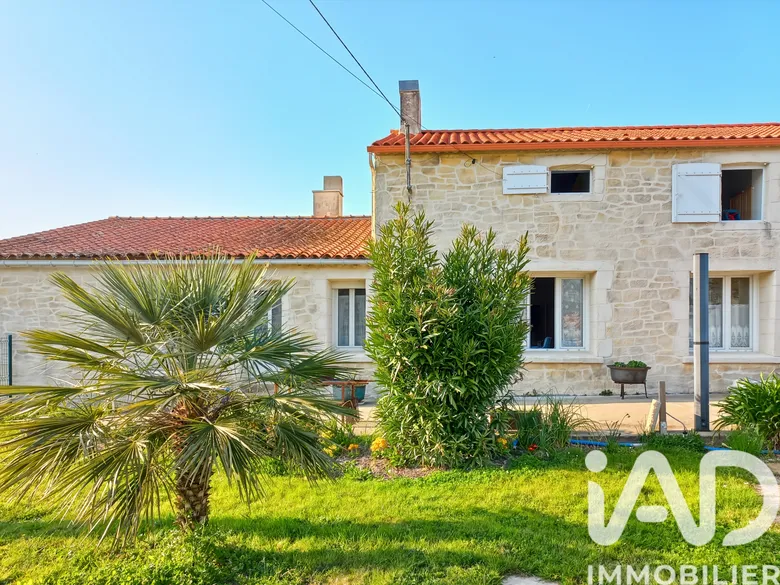 Maison 11 pièces 380 m² · à Saint-Mathurin · 380 m² · 475 000 €