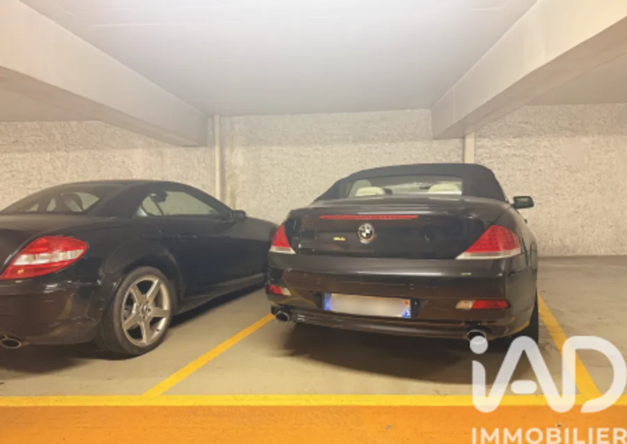 Parking à Paris (75008) photo 3