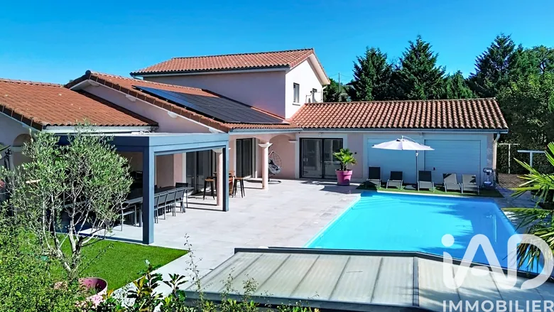 Maison 8 pièces 236 m² · à Balbigny · 236 m² · 735 000 €