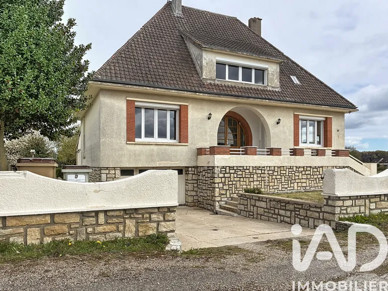 Maison 8 pièces 226 m² · à Saint-Valérien · 226 m² · 294 000 €