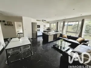 Apartment in Courbevoie (92400)