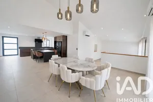 Architectural house in Sallebœuf (33370)