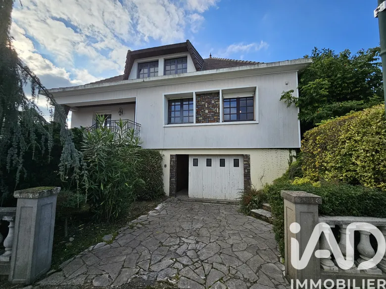 Maison 9 pièces 213 m² · à Montréverd · 213 m² · 185 000 €