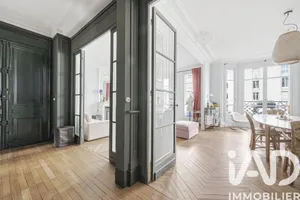 Apartment in Paris (75017)
