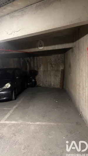 Parking à Paris (75019)