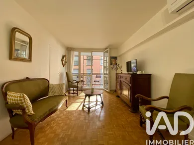Apartment in Paris (75015)