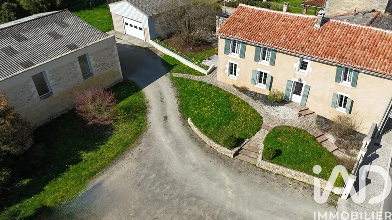 Maison 8 pièces 175 m² · à Saint-Hilaire-des-Loges · 175 m² · 265 000 €