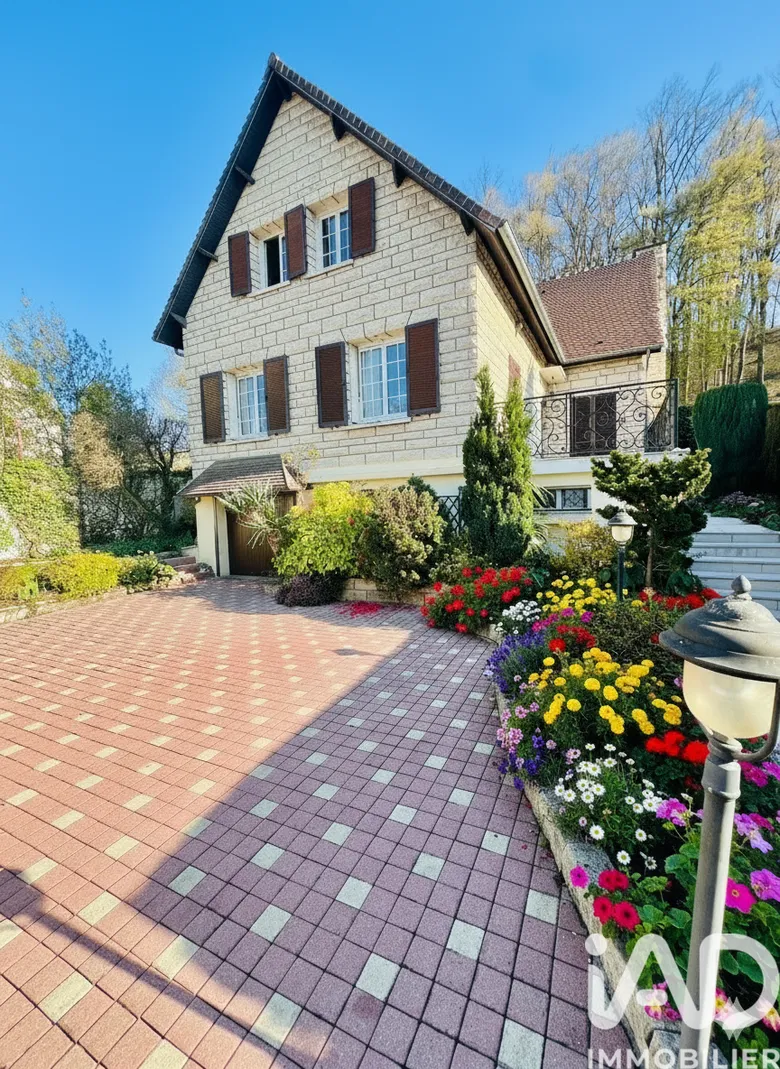 Maison 9 pièces 222 m² · à Verneuil-en-Halatte · 222 m² · 485 000 €