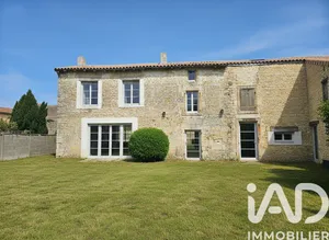 Maison de village à Val-du-Mignon (79210)