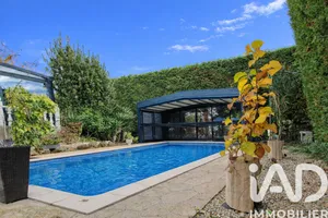 Maison traditionnelle à Mandres-les-Roses (94520)