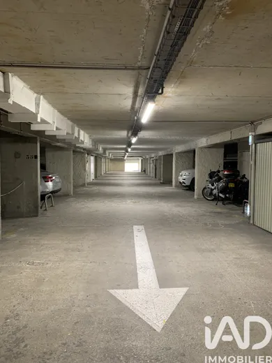 Parking in Paris (75020)