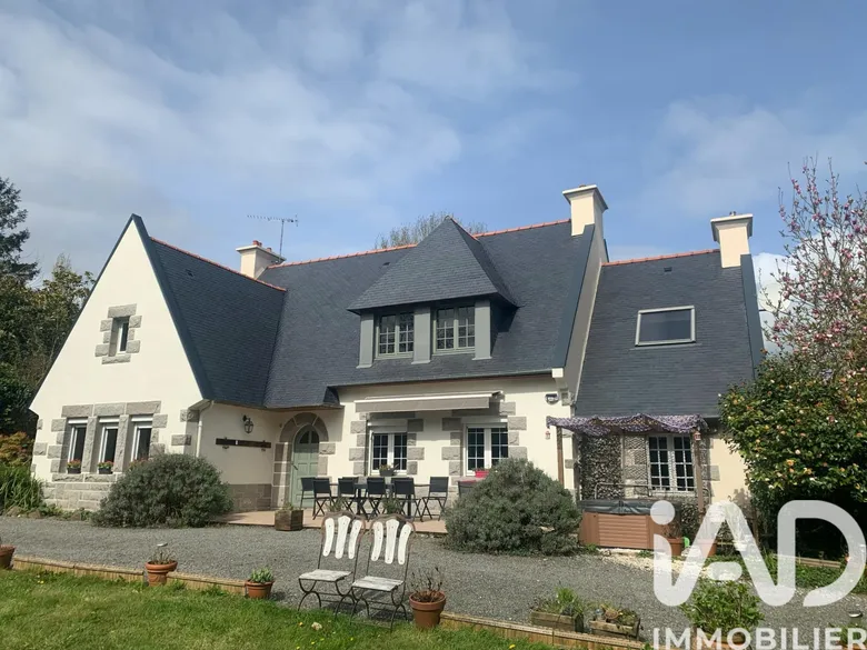 Maison 8 pièces 220 m² · à Plouégat-Guérand · 220 m² · 460 000 €