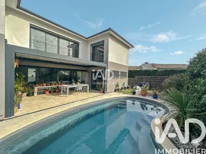 Maison à Saint-Médard-en-Jalles, France (33160)