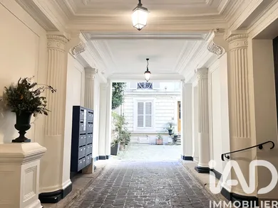 Apartment in Paris (75008)