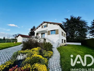 House in Saint-Bonnet-les-Oules (42330)