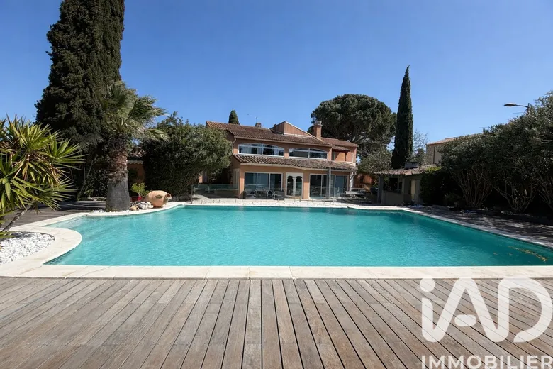 Maison 11 pièces 399 m² · à Saint-Saturnin-lès-Avignon · 399 m² · 999 000 €