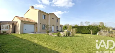 House in Vue (44640)