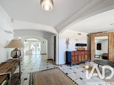 Mansion in Saint-Saturnin-lès-Avignon (84450)